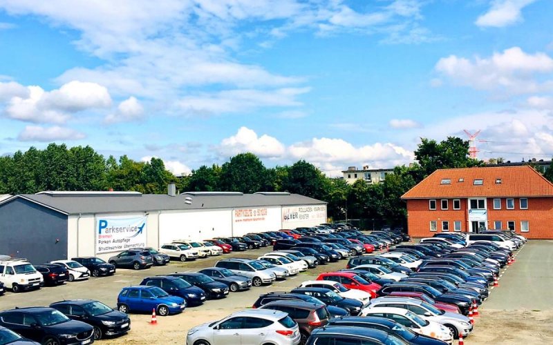 Übersicht über das Gelände von Parkservice Bremen mit der beschrifteten Halle