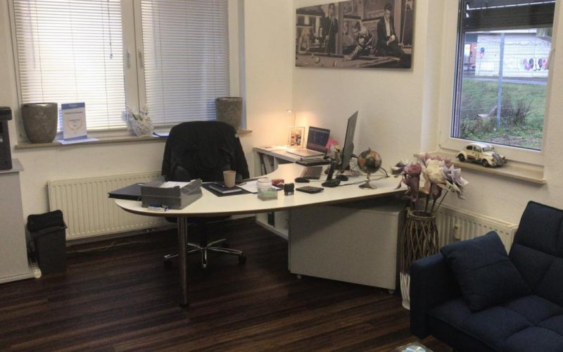 Büro des Betriebs mit Schreibtisch und Sitzecke