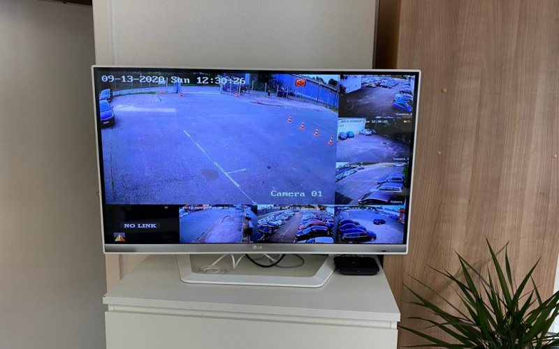 Monitor mit den Bildern mehrerer Überwachungskameras vom Parkgelände